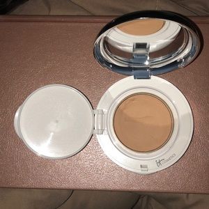 It cosmetics confidence in a compact